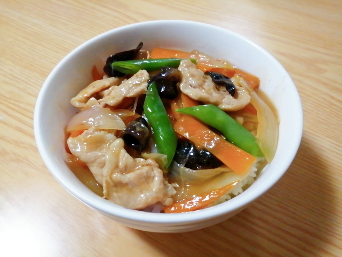 中華丼(豚肉、玉ねぎ、人参、きくらげ、いんげん)