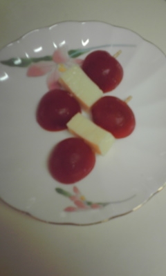 今日主人がお弁当なのでプチトマトとチーズを刺してみました。かわいいピックがなくて楊枝ですが・・。