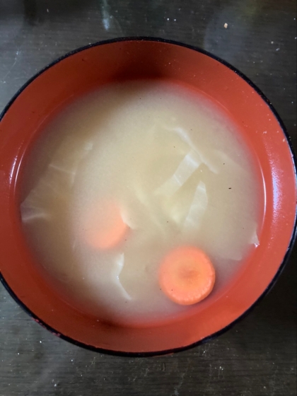 キャベツと人参のお味噌汁