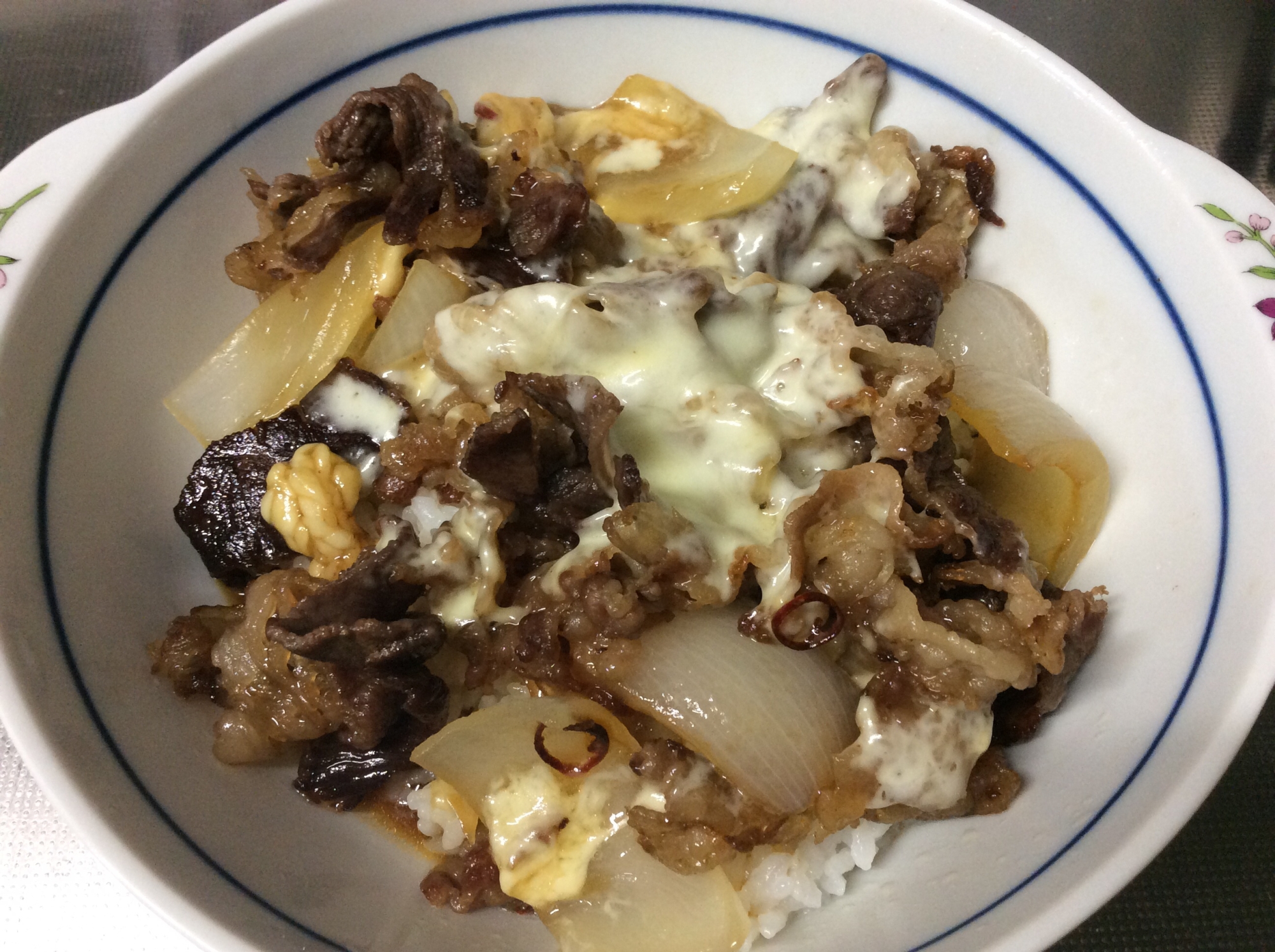 すき焼きタレでチーズとろ〜り焼き牛丼