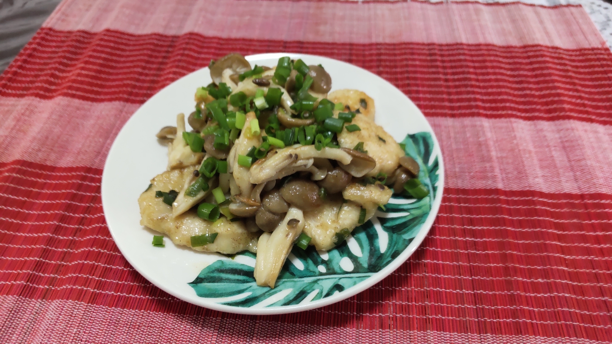 簡単!節約!鶏むね肉としめじのマヨポン炒め〜