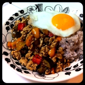 ガパオ。茄子と鶏肉のバジル炒めごはん