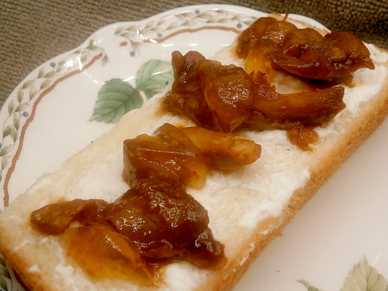 マーマレードと照り焼きチキンのヨーグルトトースト