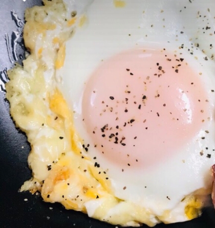 簡単美味しい！カリカリチーズ目玉焼き(*^^*)