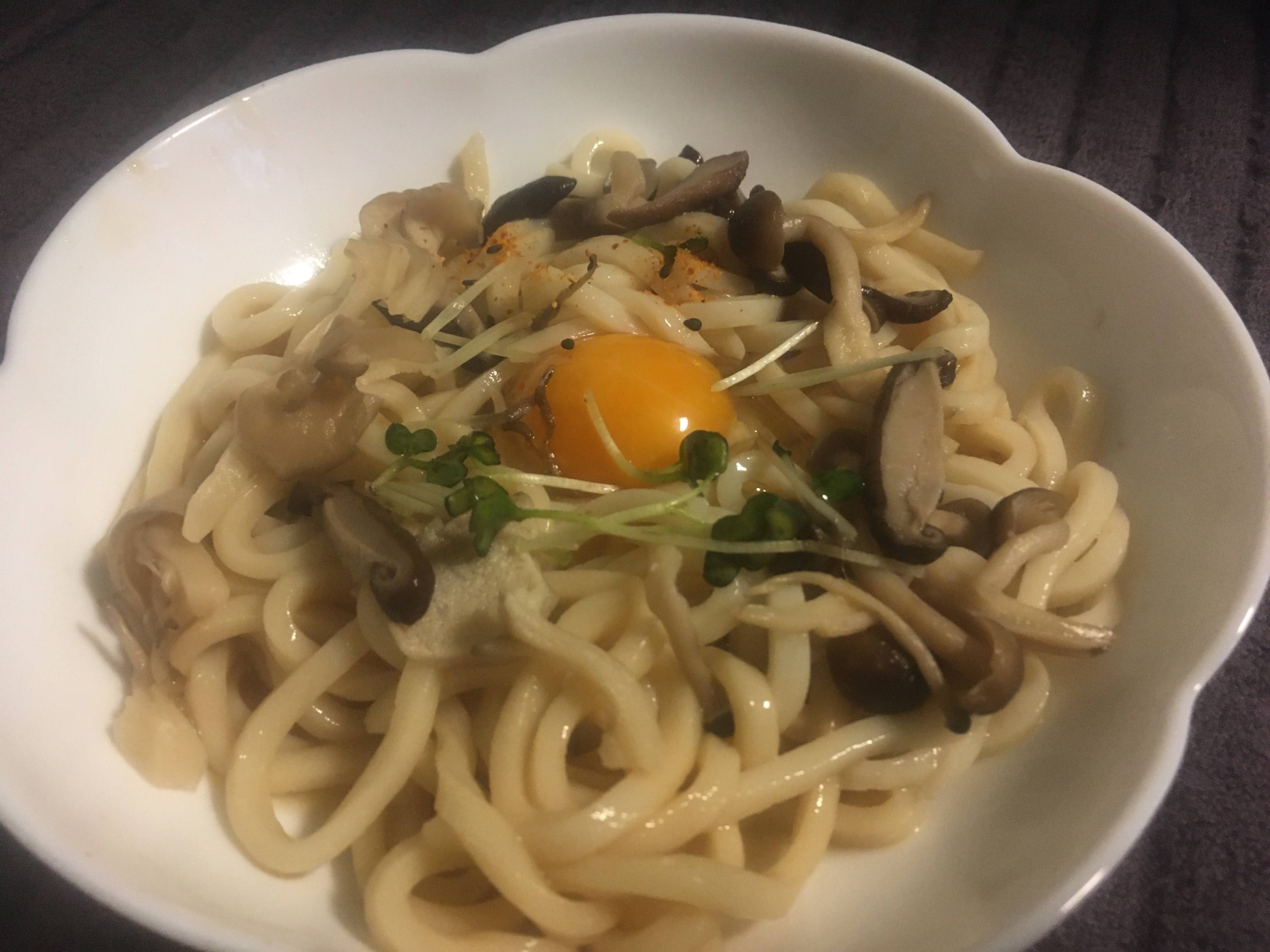 しいたけ、舞茸、しめじの釜玉うどん