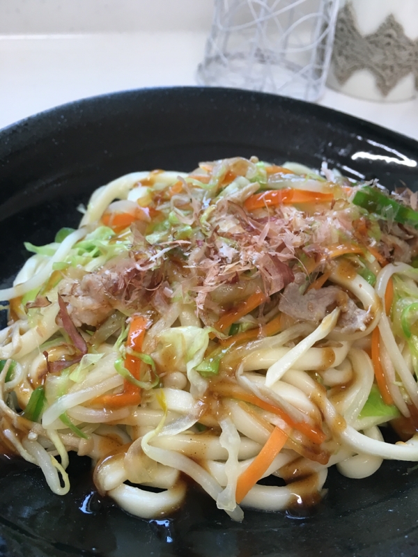 ランチにぴったり！野菜たっぷり焼うどん