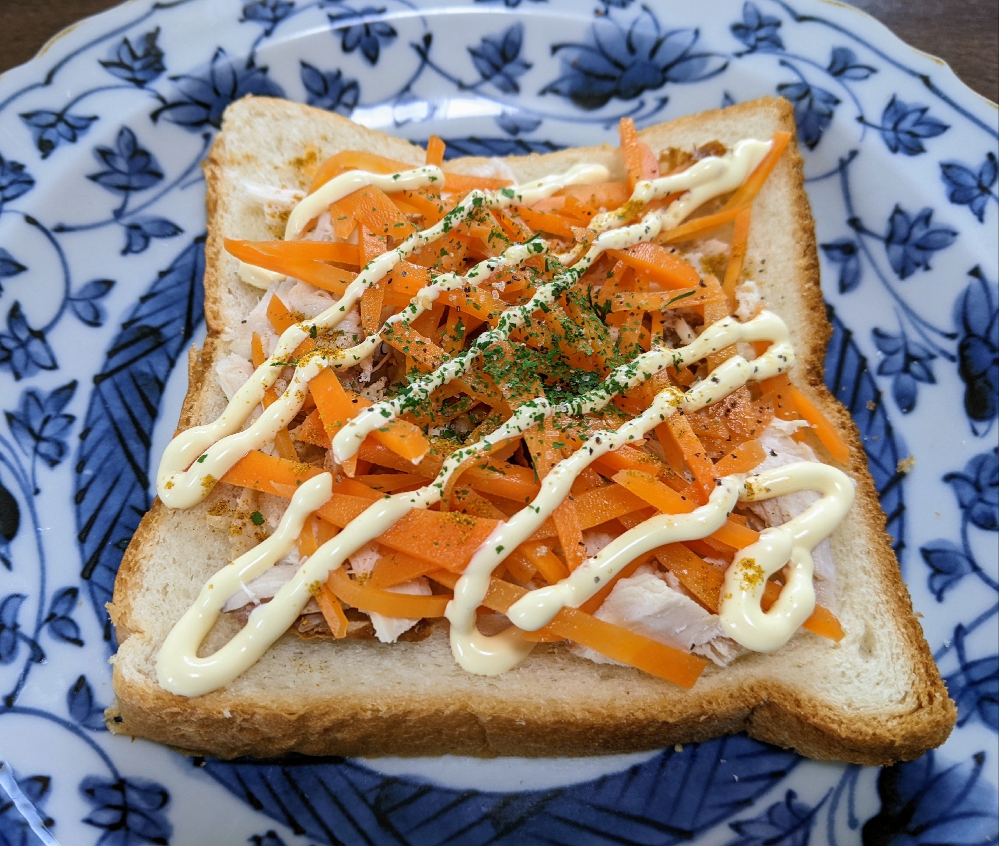 サラダチキンと人参のオープンサンドイッチ