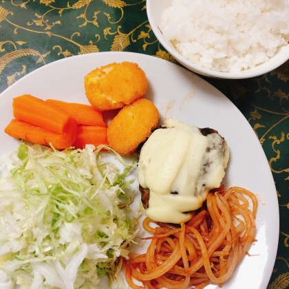 ハンバーグ人参もやし玉ねぎ大根レモンしめじ蒸し