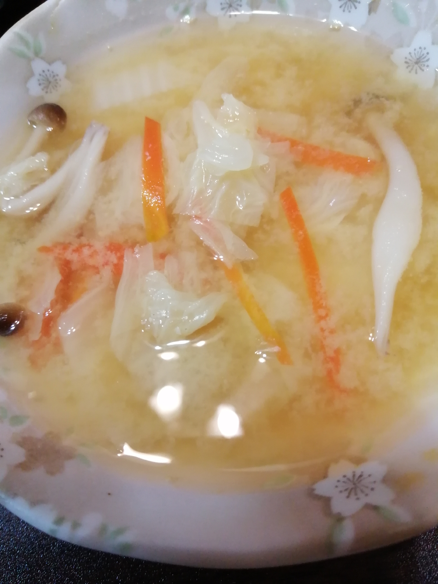 白菜とにんじんとぶなしめじの味噌汁