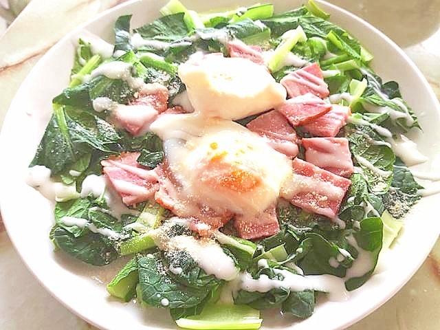 レンジで完結!小松菜とベーコンの温泉卵乗せサラダ♪