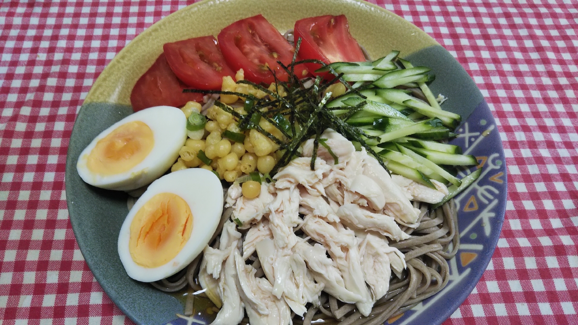 ササミと茹で卵と天かすと野菜の冷やしタヌキそば☆