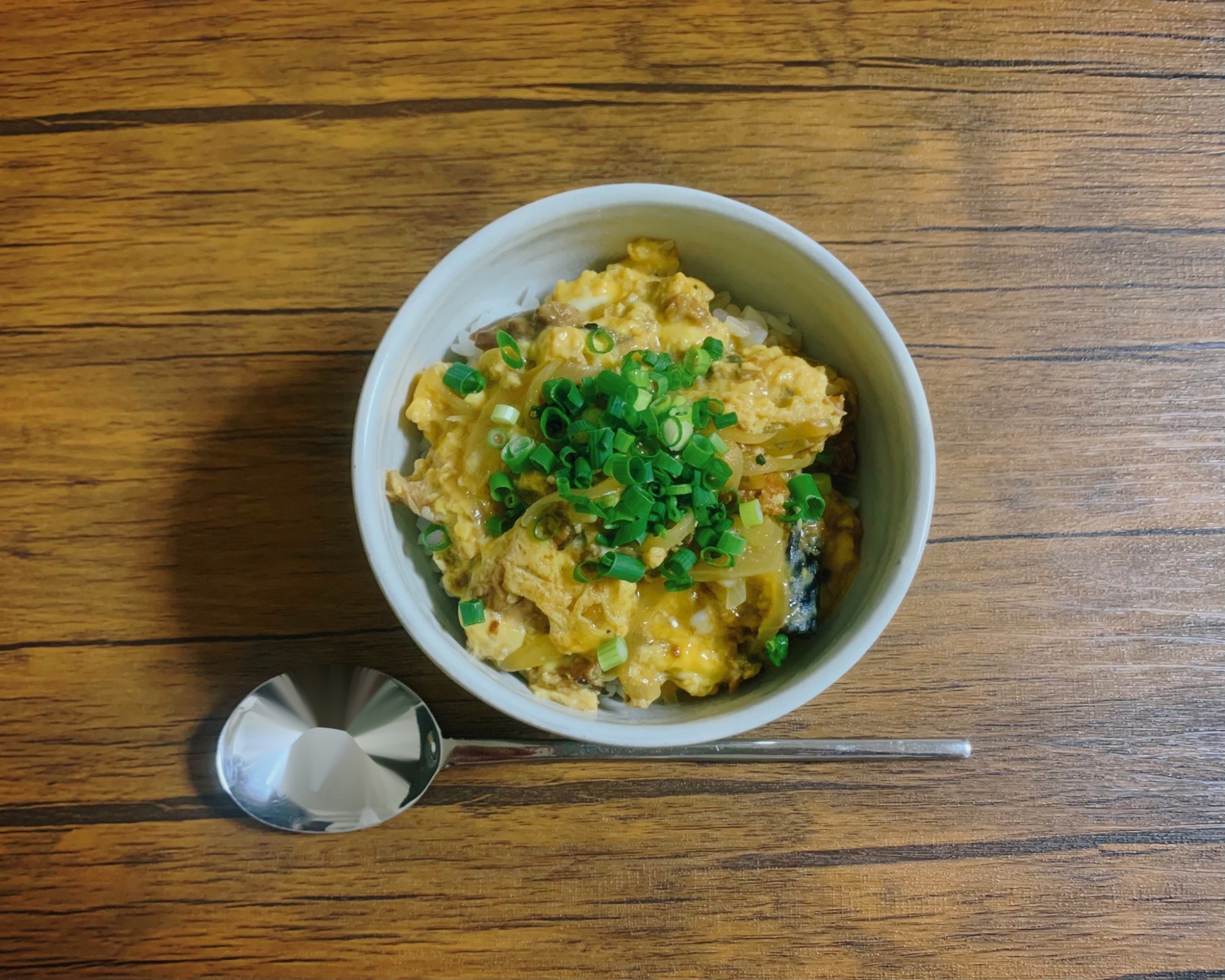 味付けいらず！鯖味噌煮缶で作る卵とじ丼