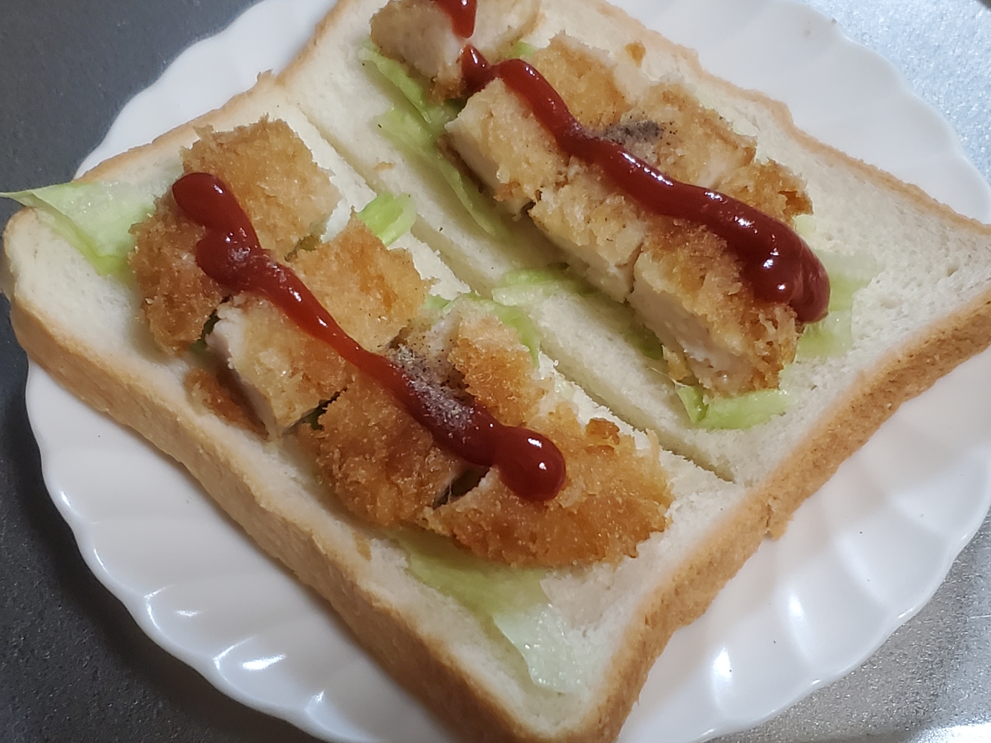 チキンカツのペッパーケチャップトースト