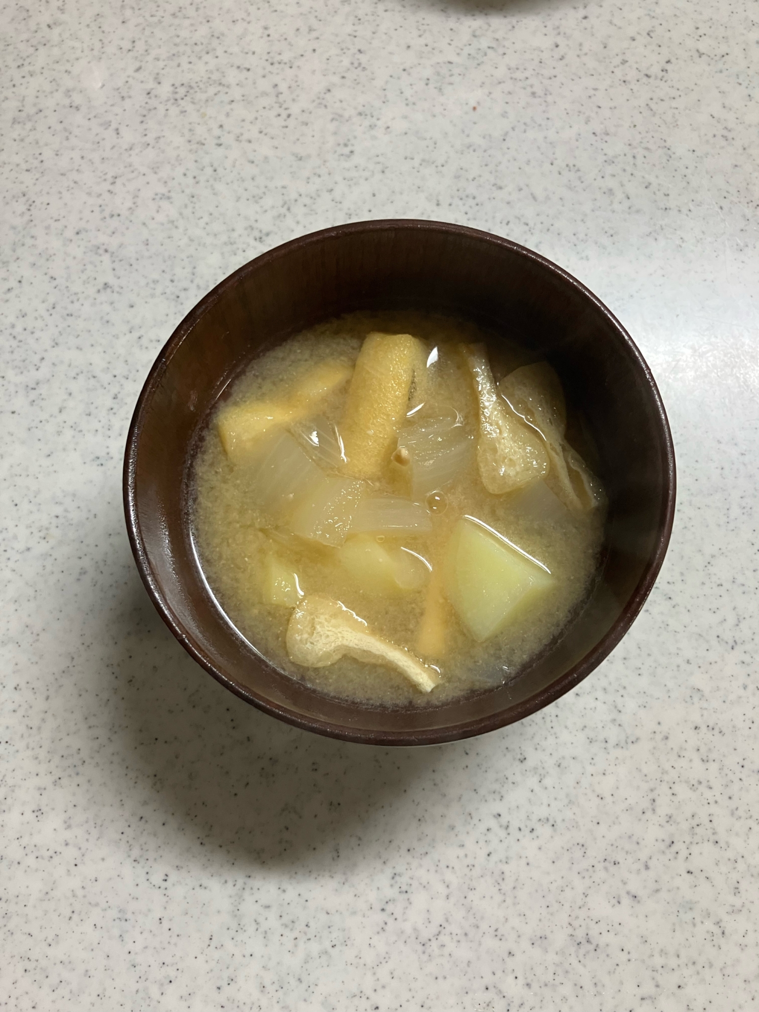 じゃがいもと玉ねぎ•油揚げの味噌汁