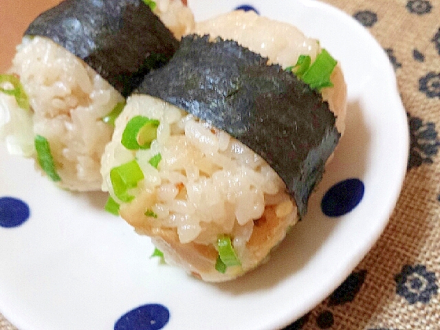 Θ塩麹Θ　青ねぎと塩麹混ぜの炊き込みご飯おにぎり