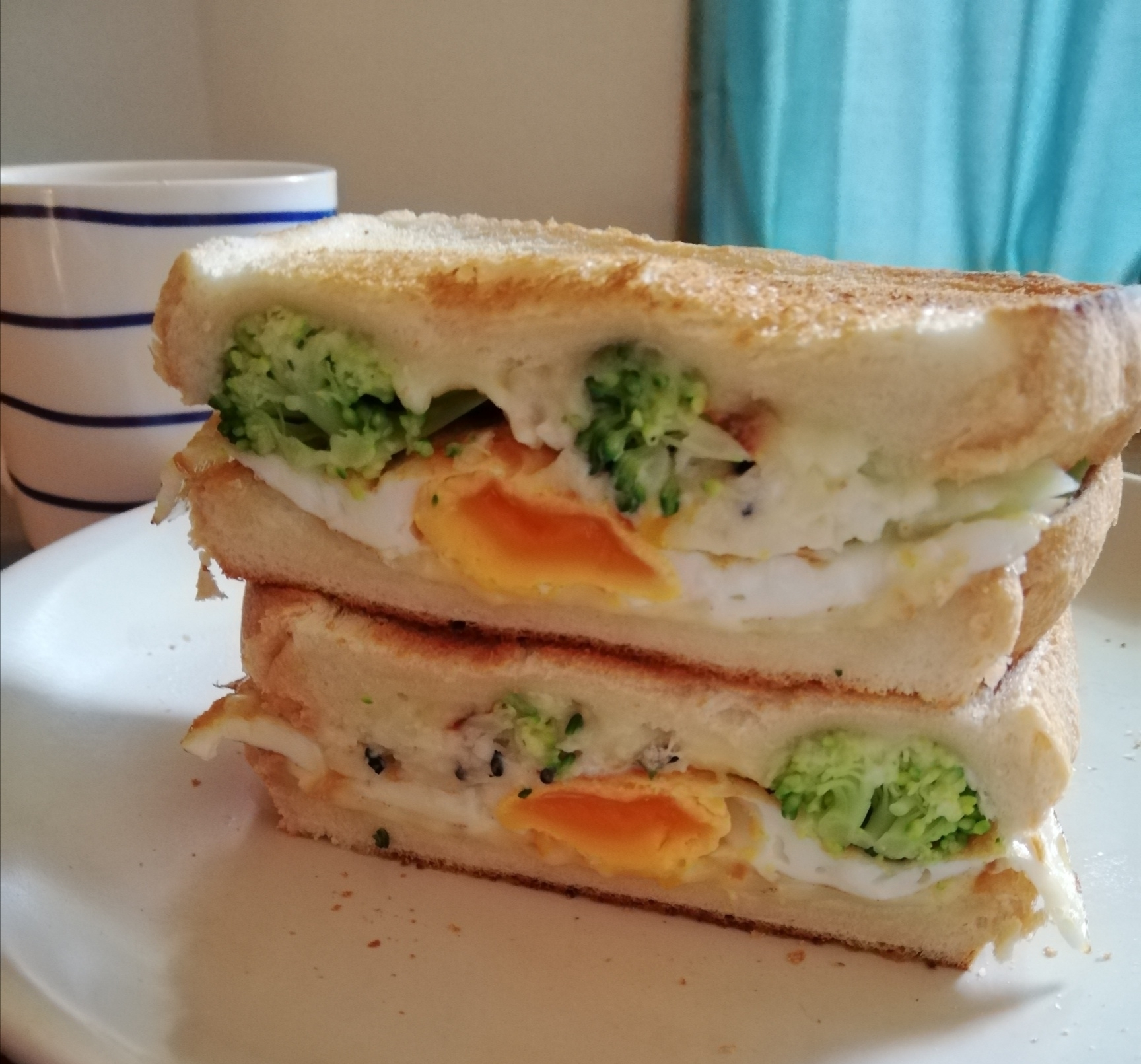 目玉焼きとポテトサラダのサンドイッチ