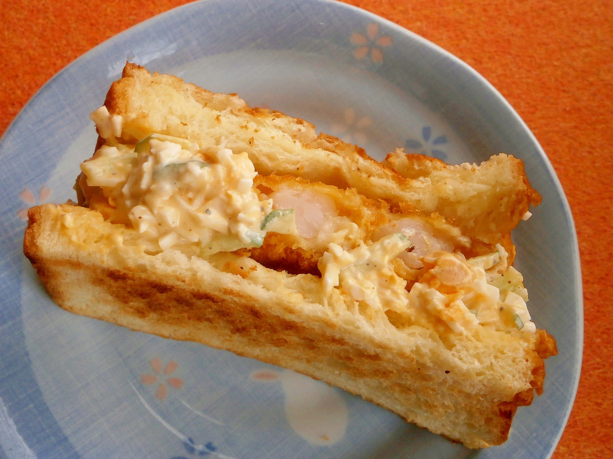 卵と海老フライのサンドイッチ