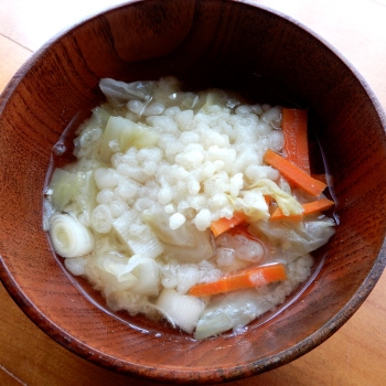 キャベツと油揚げと人参とネギのお味噌汁