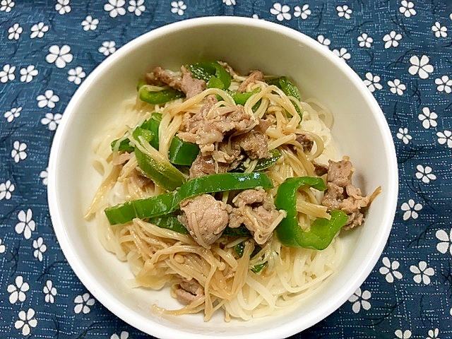 えのきとピーマンと豚肉ののっけそうめん