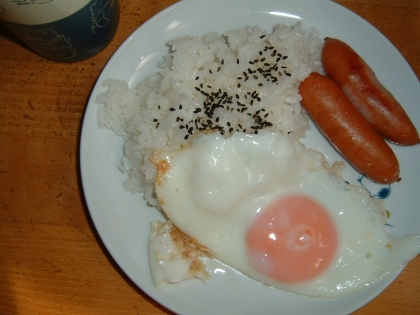 休日のランチに作ってみました。いつもの目玉焼きとソーセージがオシャレにみえてうれしかったです。ごちそうさまです。（ブロッコリーがなくてごめんなさい）