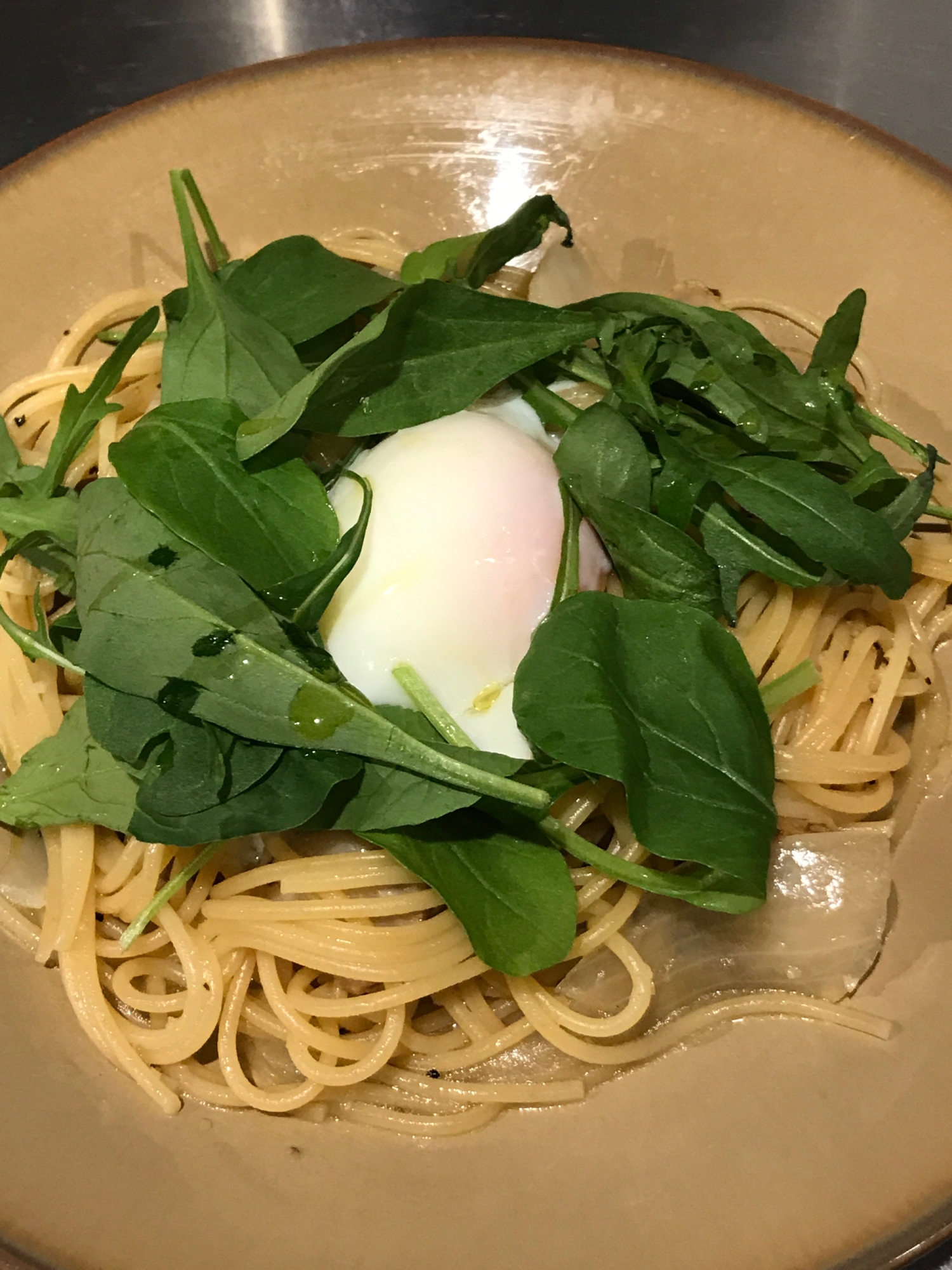 帆立と玉ねぎの和風パスタ、温泉卵添え♫