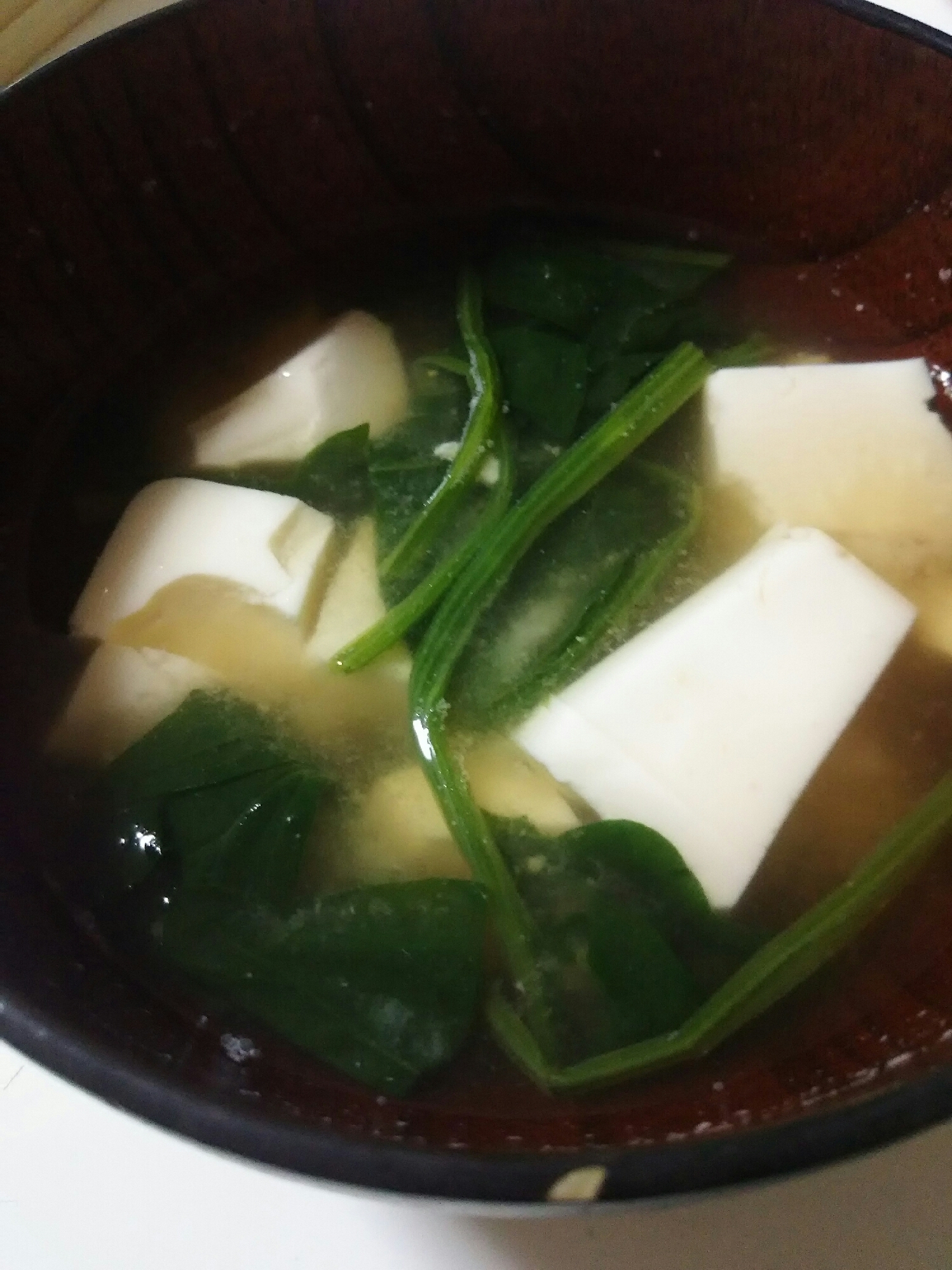 豆腐とほうれん草と玉ねぎの味噌汁