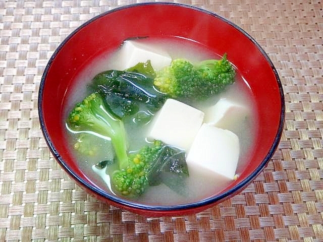 ブロッコリーと豆腐わかめの味噌汁