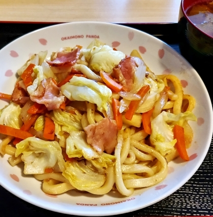 キャベツと人参とベーコンの焼きうどん