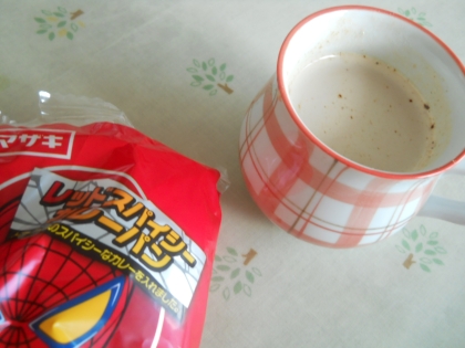 朝食タイムにスパイダーマンのパンといっしょに頂いたわ～♪
このパンはレッドスパイシーで辛かったので、甘いきな粉はちみつ入りのカフェオレが丁度いい～❤ごち様よん❤