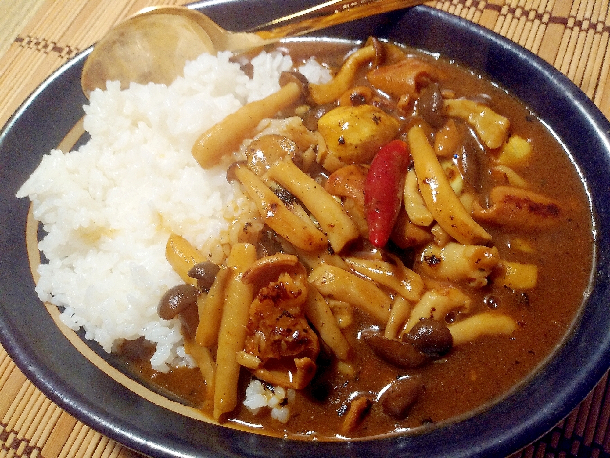 ごろごろにんにくとしめじの濃厚こてっちゃんカレー