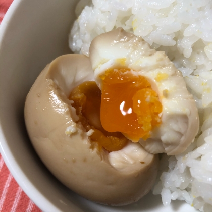 うまく半熟に出来ました！
そしてホカホカご飯との組み合わせで優勝です！
常に冷蔵庫に作り置きしておこうと思います！