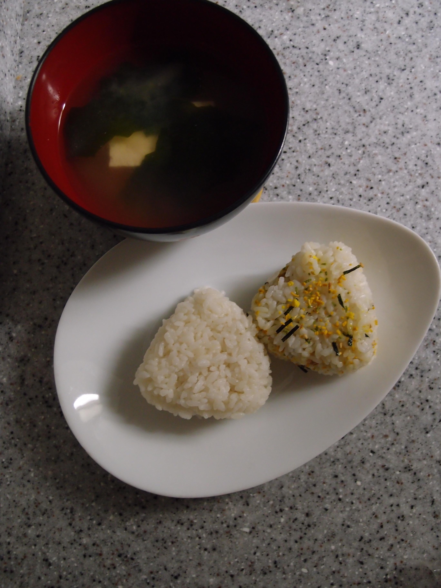 めんたいこのおにぎり2種とお味噌汁の朝食