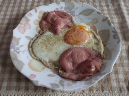 こんにちは＾＾
はじっこカリカリじゃないから食べやすいですね♪私はソース派だったけど、塩コショウのハムエッグもいいですね♡とっても美味しかったです(▰˘◡˘▰)