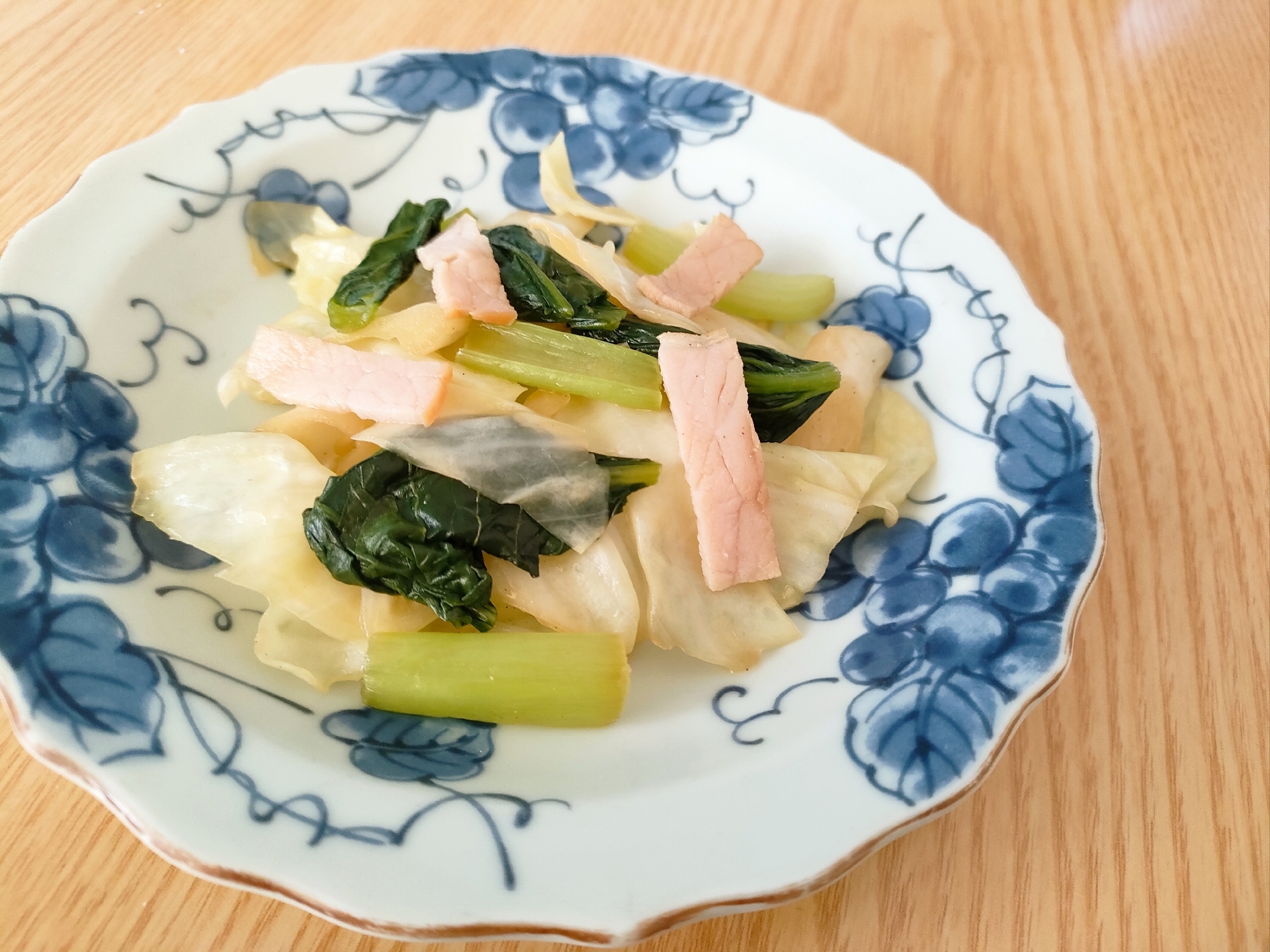 キャベツと小松菜とハムのバター醤油炒め