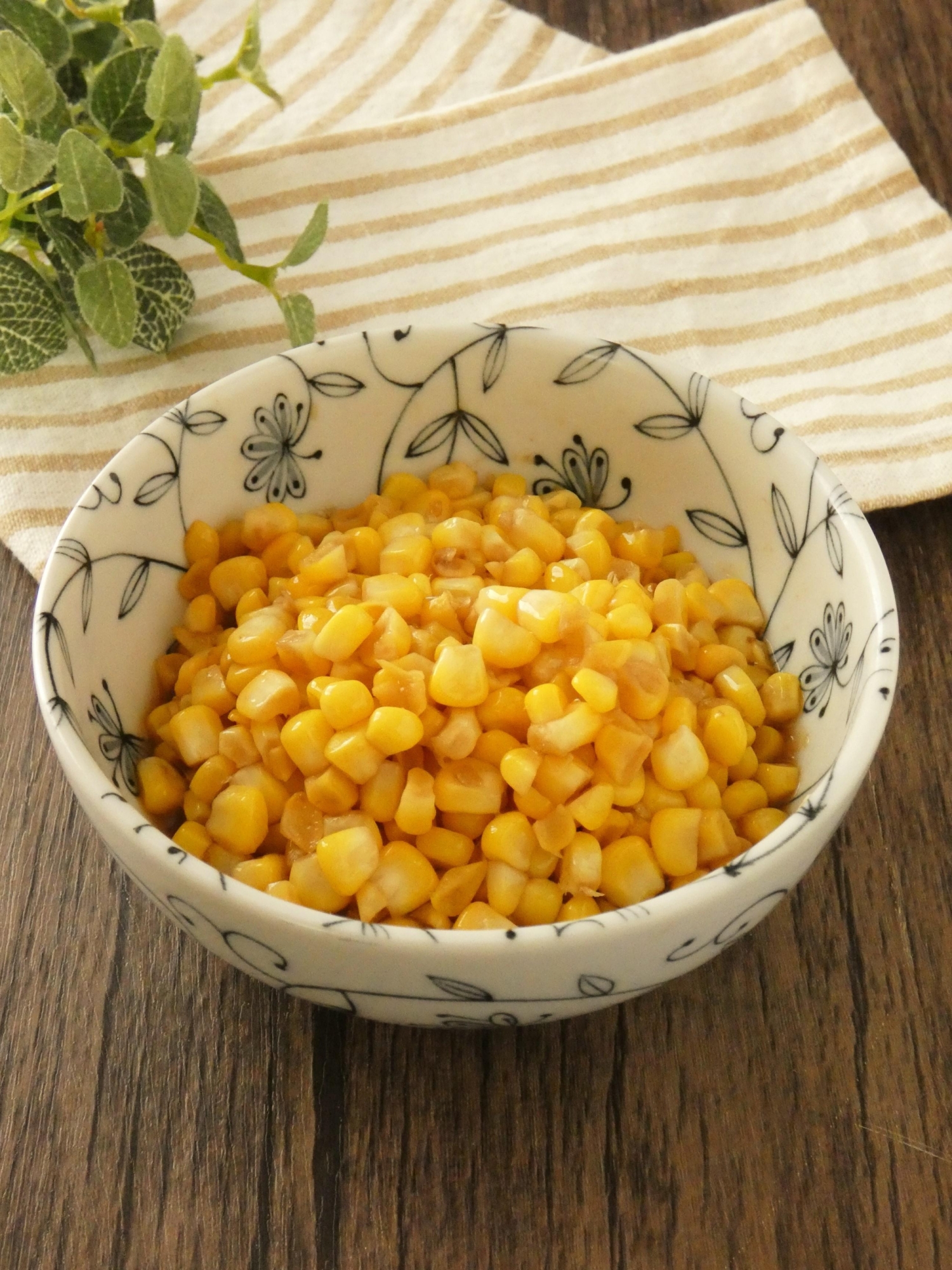 花柄の小鉢に入ったとうもろこしのポン酢しょうゆ漬け