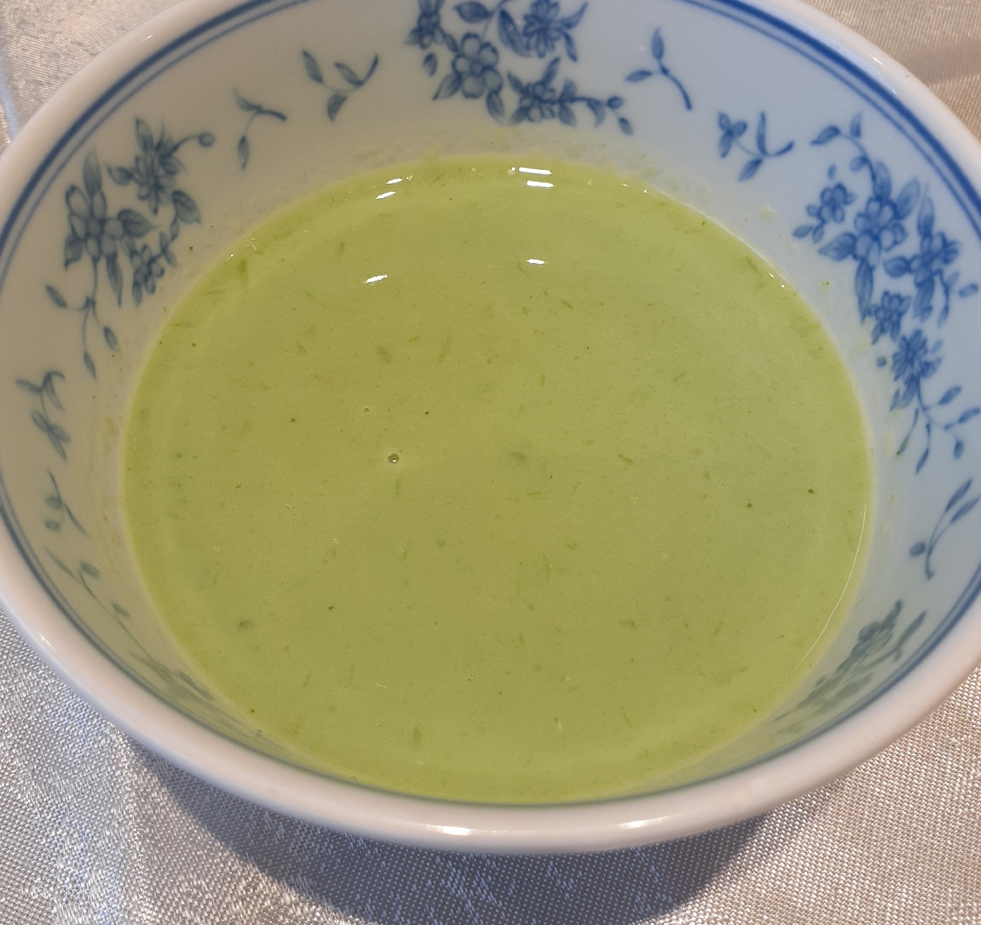 青い模様の器に注いだツルムラサキのポタージュスープ