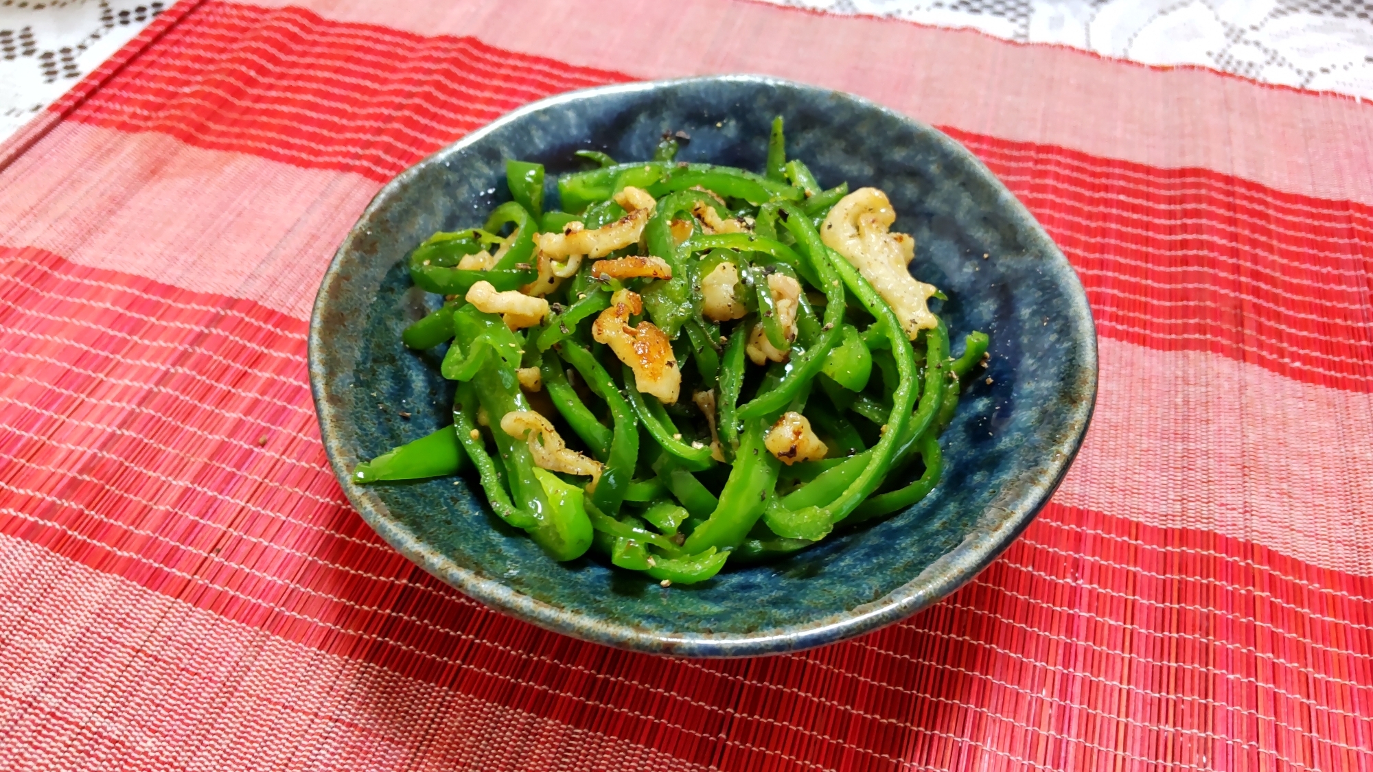 おつまみレシピ♪鶏皮とピーマンの塩炒め〜