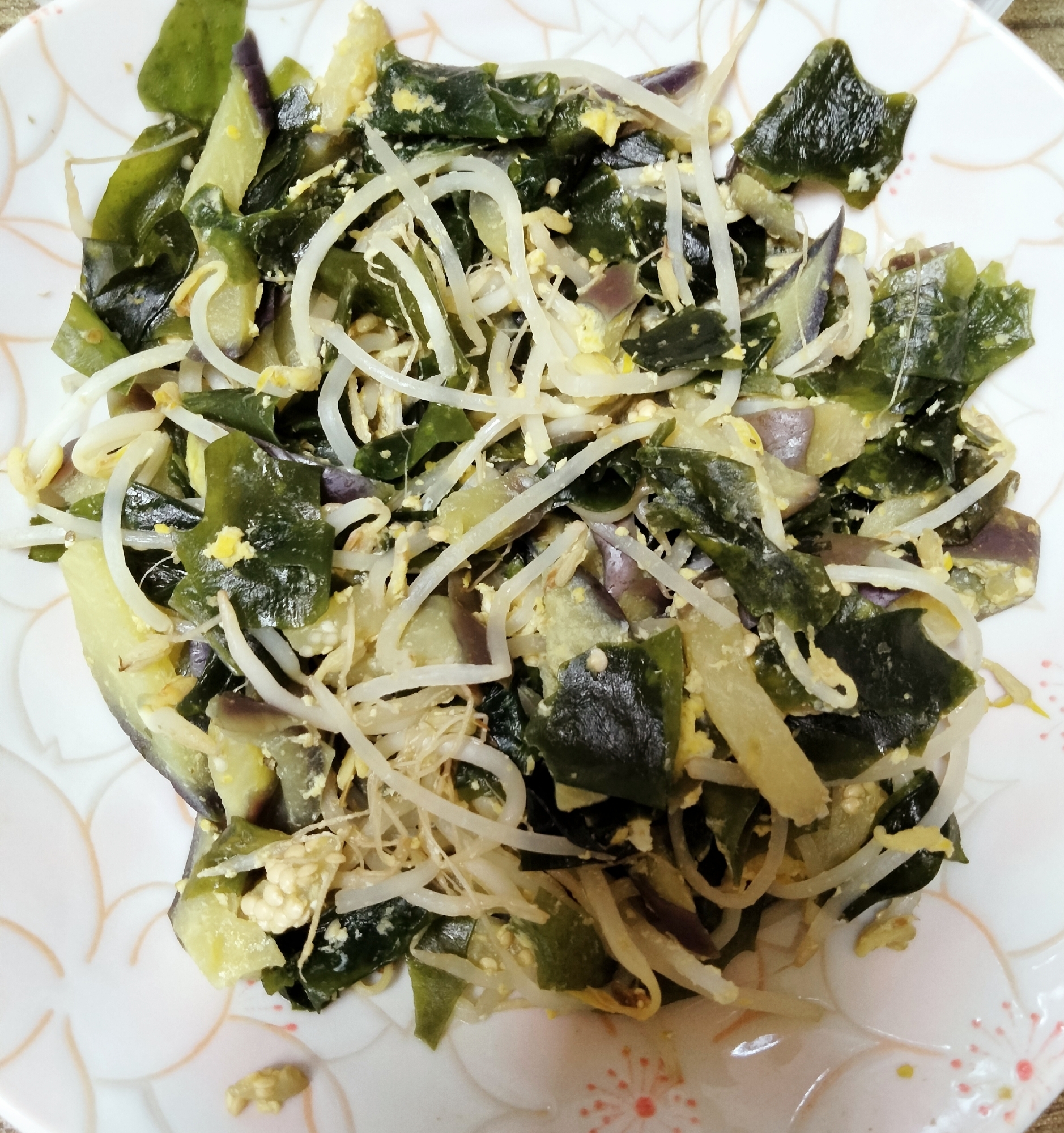 モヤシと茄子と若芽と卵黄の出汁煮