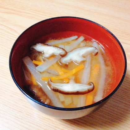 大根にんじん椎茸の味噌汁