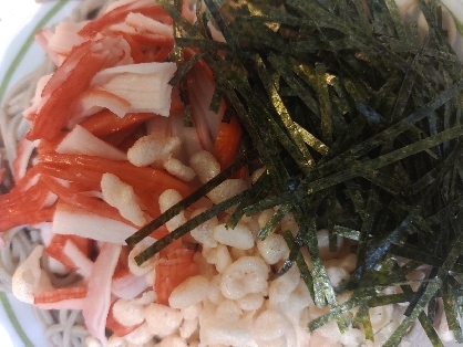 刻み海苔と天かすとカニかまのぶっかけそうめん