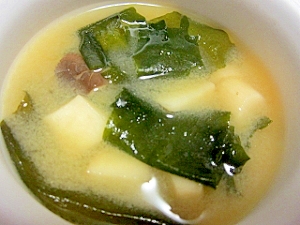 エリンギとわかめの味噌汁