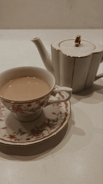 紅茶をしっかり濃く出すとまろやかでとっても美味しいです( ¨̮ )
シナモン入れたり茶葉変えたりするとまた全然違う風味に！
素敵なレシピをありがとうございます♡