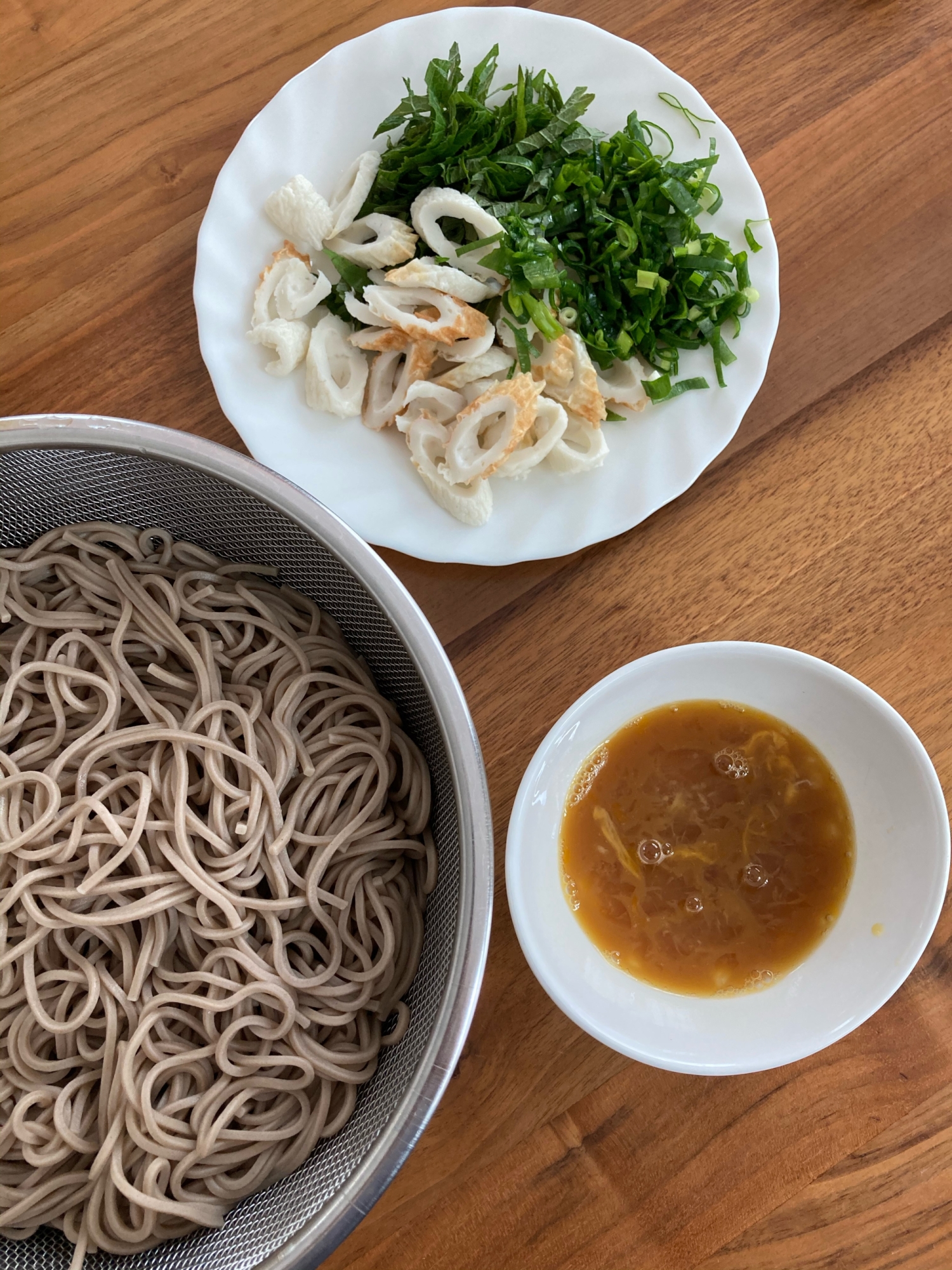 生卵のつけ汁で食べる冷たいそば