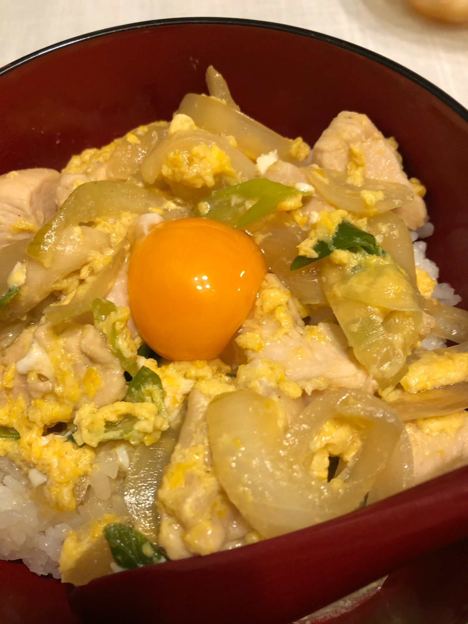 長ねぎと玉ねぎを使った卵黄乗せ親子丼