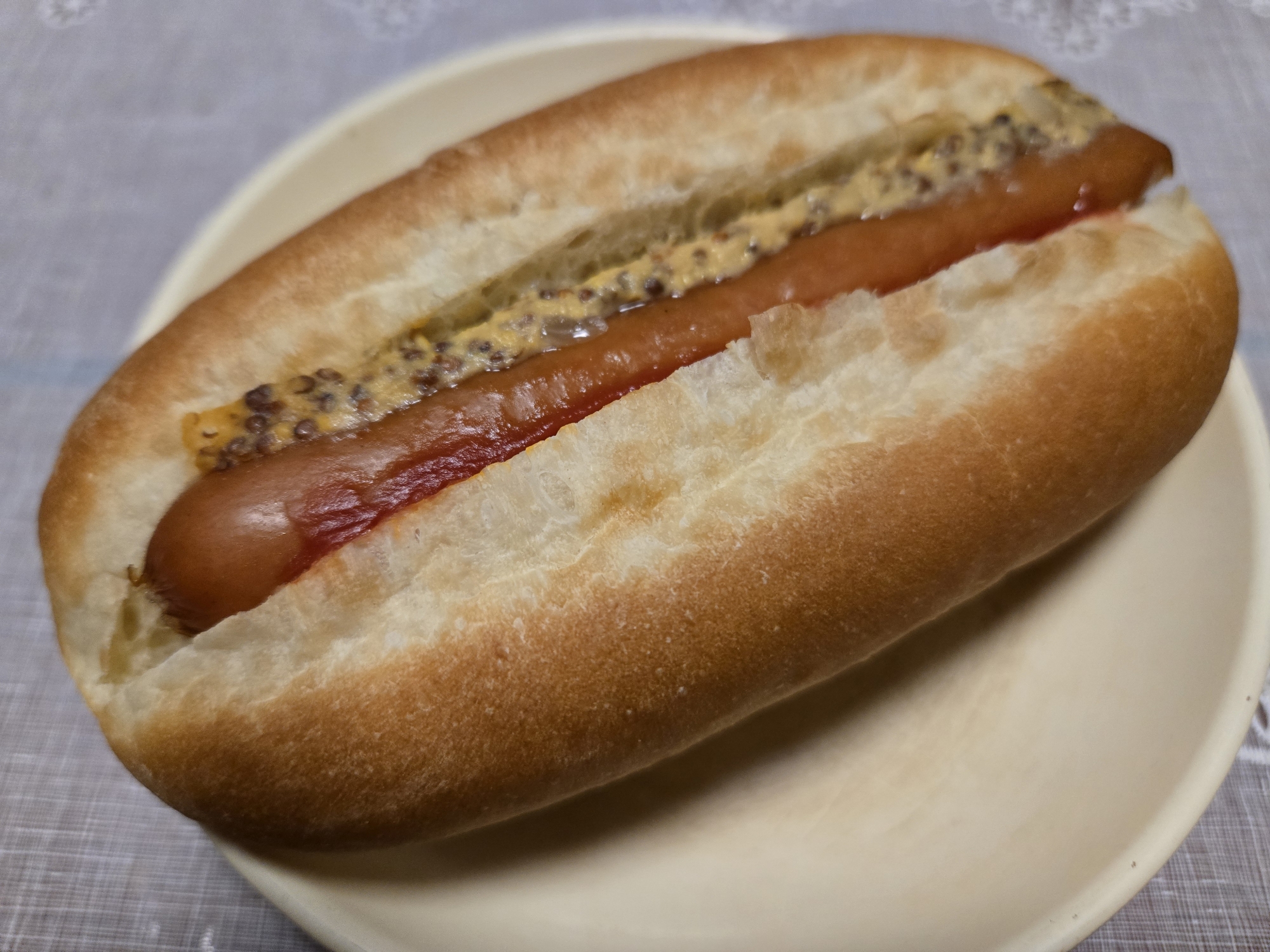 ソーセージとマスタードのホットドッグ