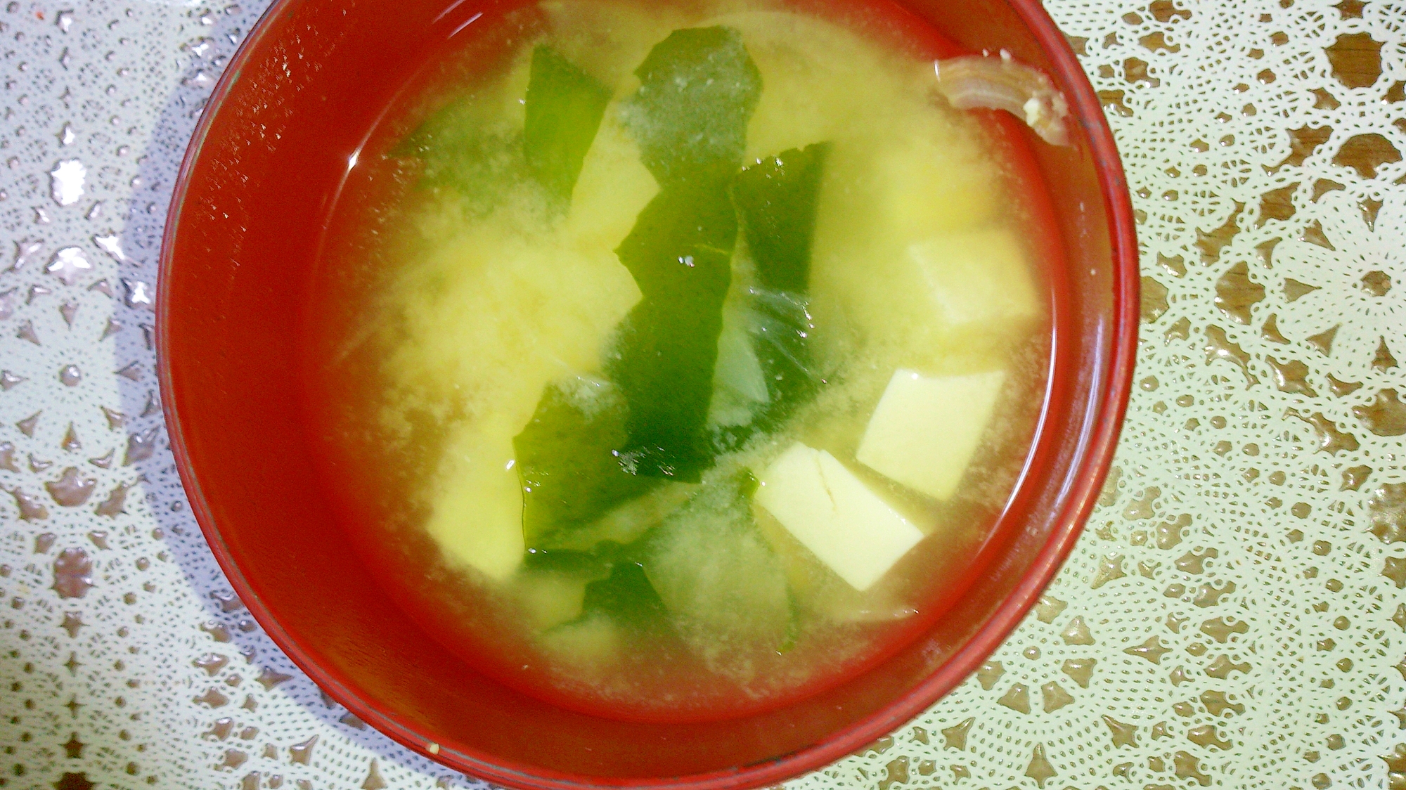 豆腐、わかめ、玉ねぎのみそ汁