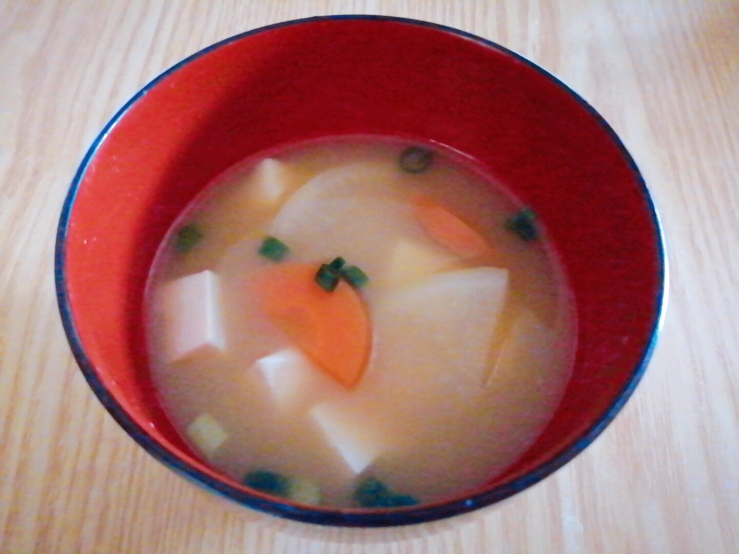 豆腐と大根と人参と小ねぎの味噌汁