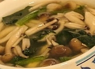 ほうれん草・しめじ・油揚げの味噌汁（昆布だし）
