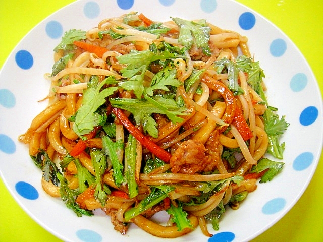 もやしと春菊豚肉のソース焼きうどん