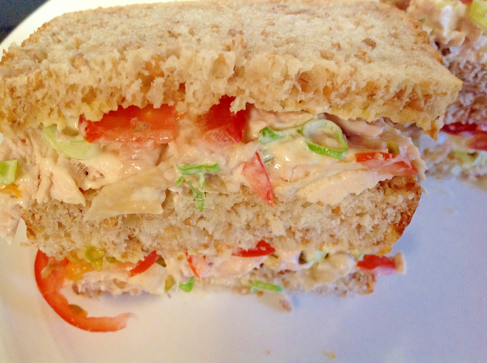 チキンとトマトのサンドイッチ